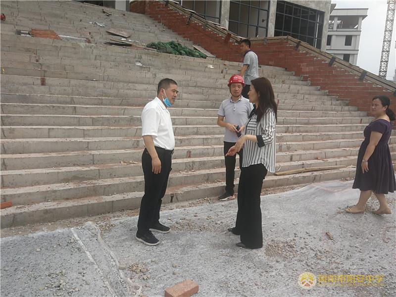 市教育局党委委员,机关党委书记曾陈伟,发展规划科科长戢亮羽,阳安