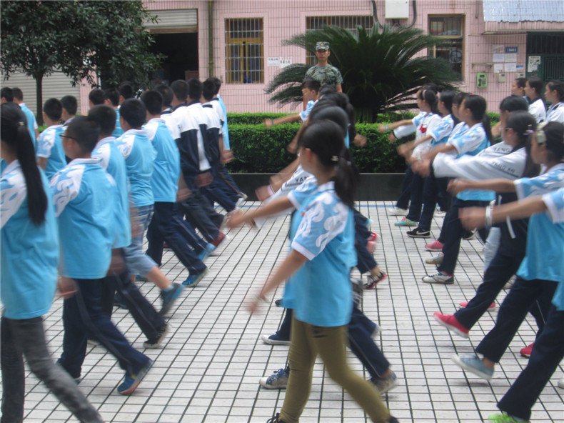 阳安中学军训侧记