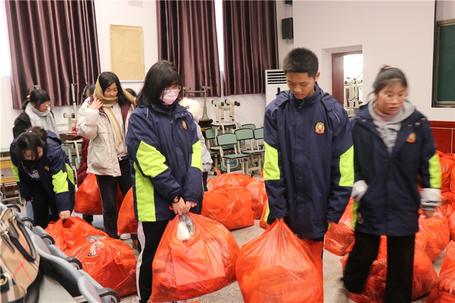阳安中学开展爱心助困义买活动