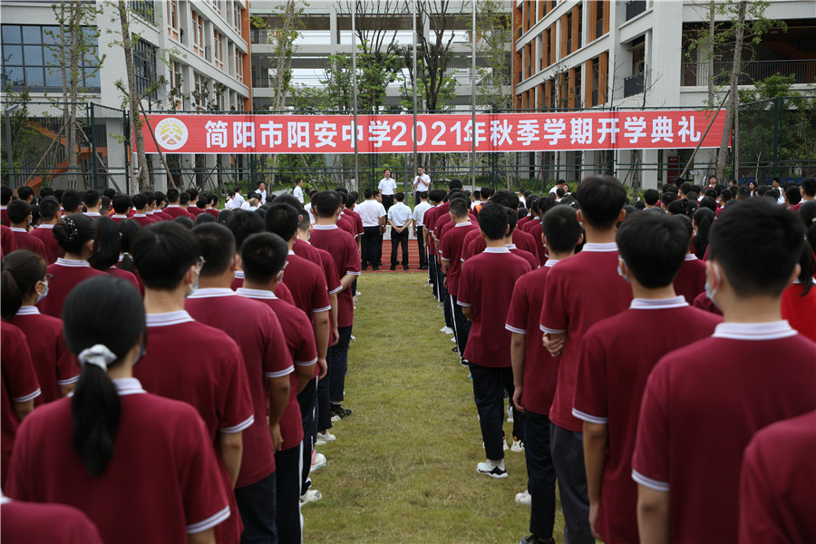 朱校介绍领导1.jpg