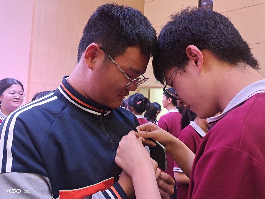 5佩戴团徽1.jpg