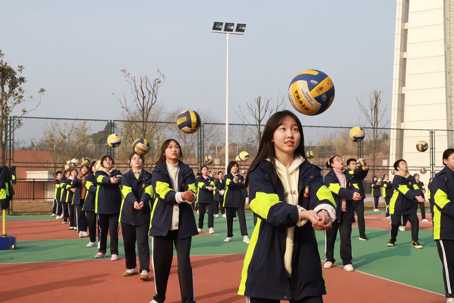 学生排球训练.jpg