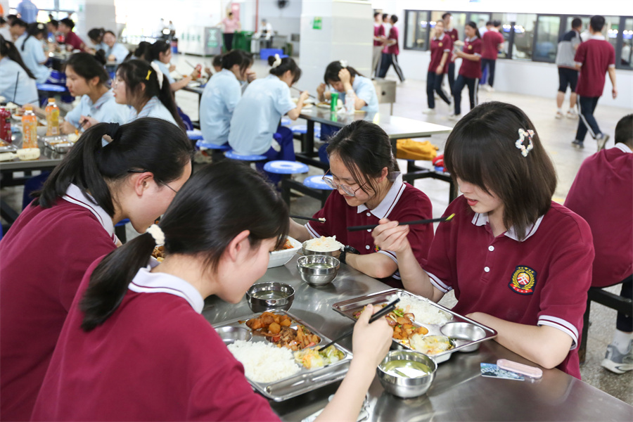 9同学就餐.jpg