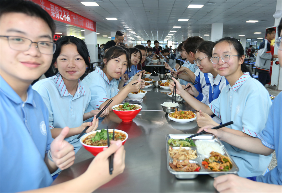 11同学就餐.jpg